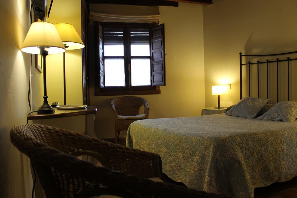 Hostal Rural Luna Y Hostal Rural Lunaposada Канделеда Стая снимка